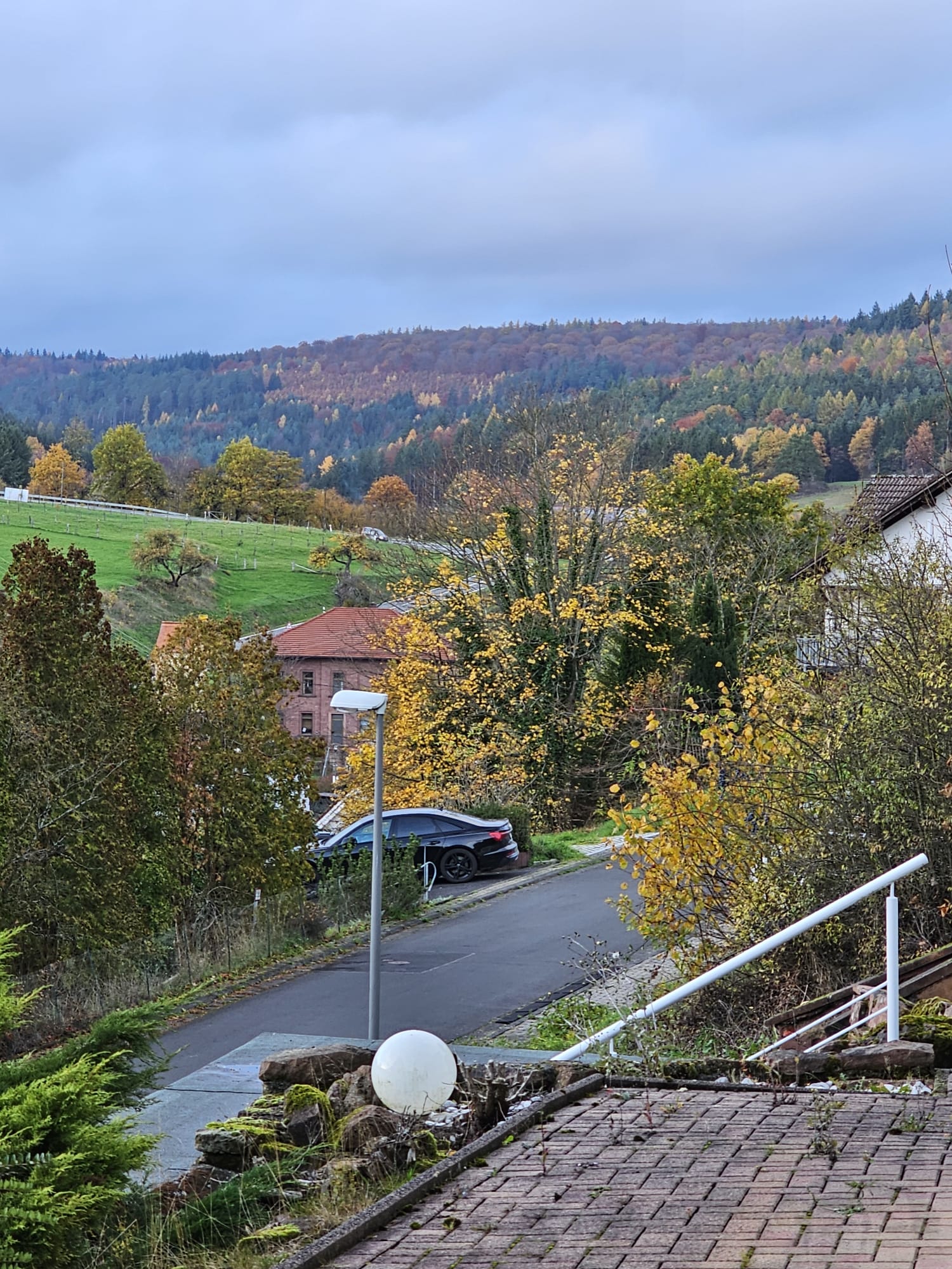 Blick über Aura im Sinngrund im Herbst