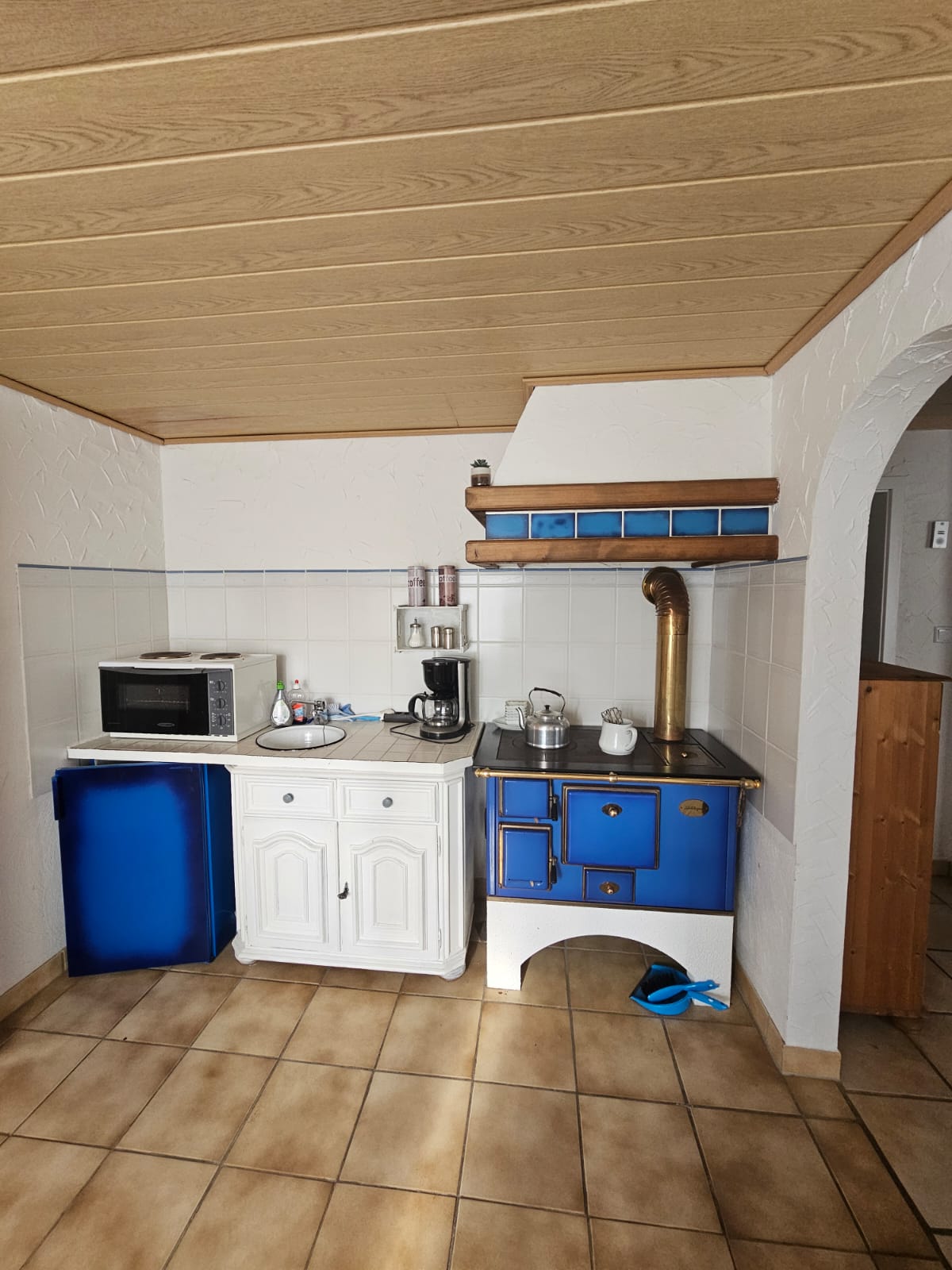 Küche mit blauem historischem Holzherd